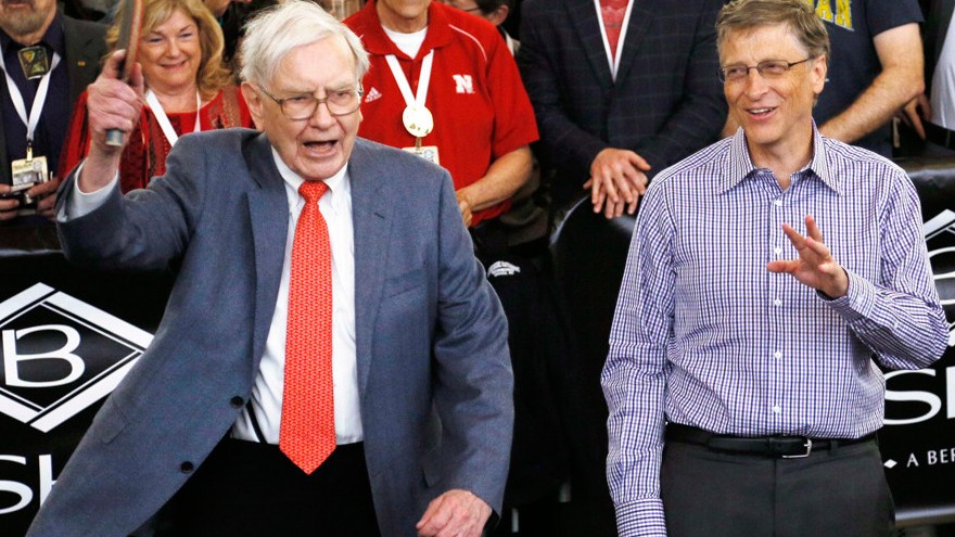 Warren Buffett et Bill Gates jouent ensemble au ping-pong