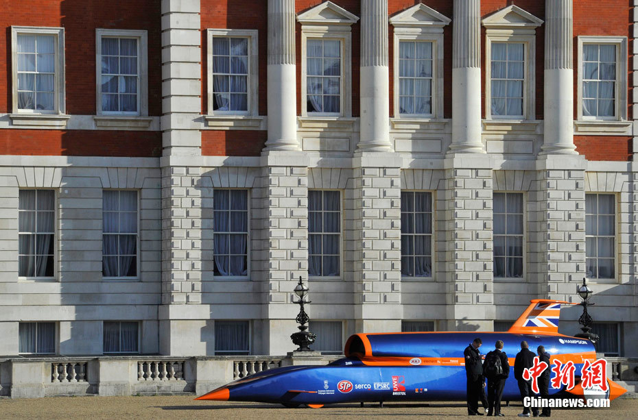 Exposition d'une reproduction de la dernière voiture supersonique à Londres(3)