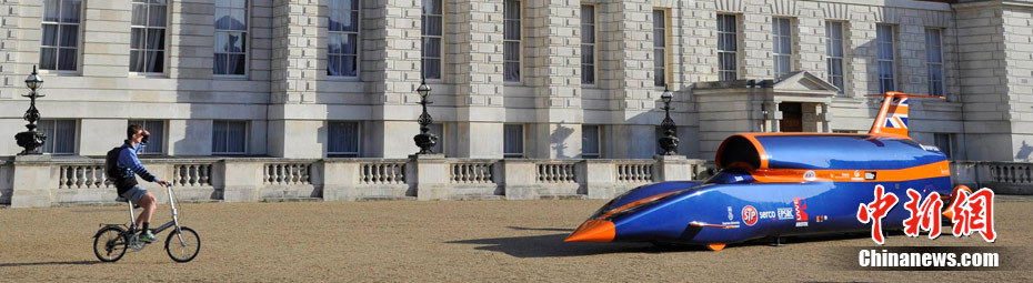 Exposition d'une reproduction de la dernière voiture supersonique à Londres(4)