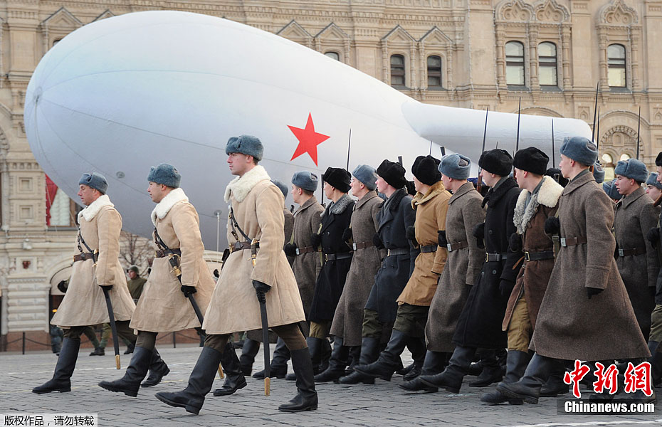 Moscou organise de grandes manifestations pour célébrer le 70e anniversaire de la parade militaire sur la place Rouge(3)