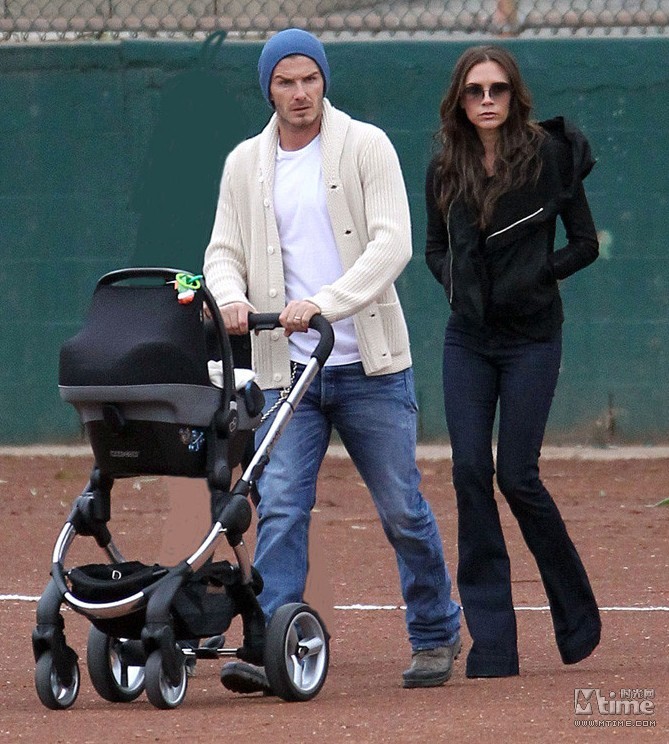 La famille Beckham sur le terrain de football(4)