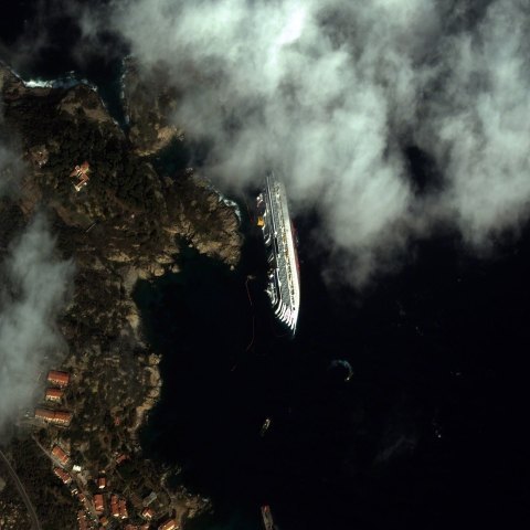 Les meilleures photos satellites de 2012: naufrage du Costa Concordia